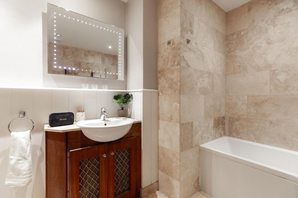 Revamped & Luxxe For Covent Garden Lovers! Adorable City Home For Families & Friends London Bagian luar foto